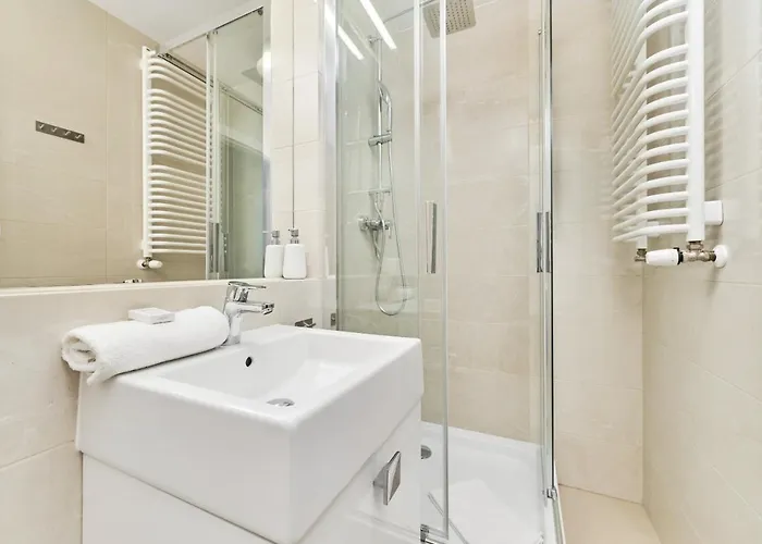 Modern Elegance With Ac By Renters Apartment *